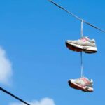 ¿Por qué cuelgan zapatos en los cables? Significados reales, mitos y lo que he visto en la práctica