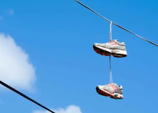 ¿Por qué cuelgan zapatos en los cables?