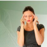 ¿Por qué cuando toso me duele la cabeza? Causas reales, tipos de dolor y cuándo preocuparte