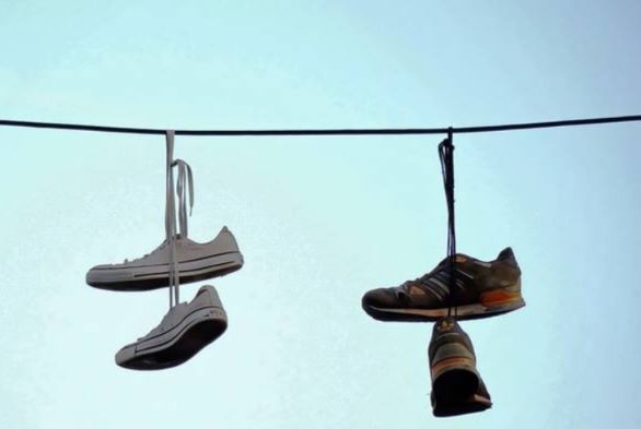 ¿Por qué cuelgan zapatos en los cables?
