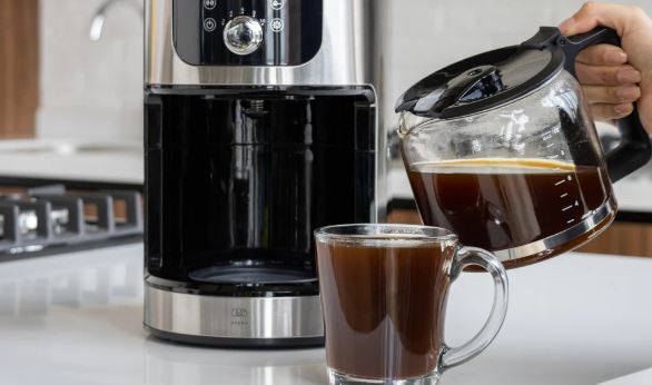 ¿Por qué mi cafetera no pasa el agua?