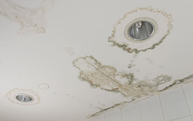 ¿Por qué gotea el extractor del baño?
